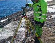 scan survey staff member working with terrain modelling and detailed measurement